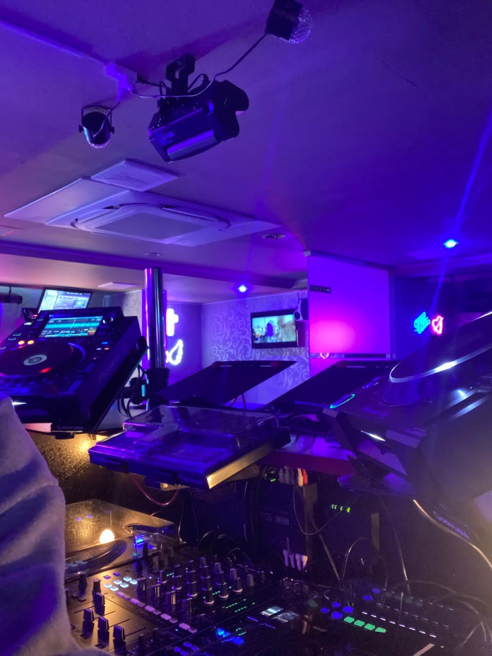 CLUB BAR B-rain